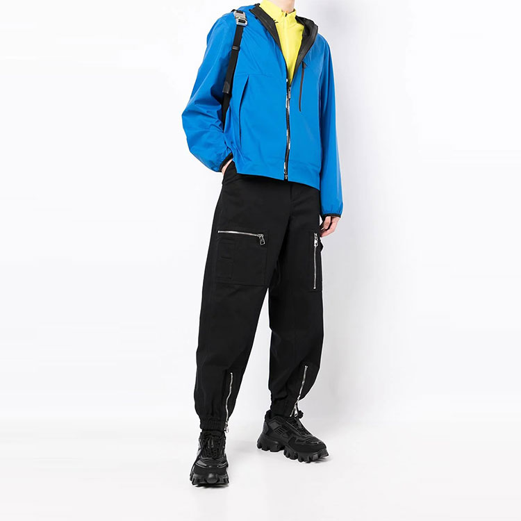 Lookbook Chaqueta Azul con Capucha y Bolsillos Grandes Moncler FW22. 1A000945957C75N75N