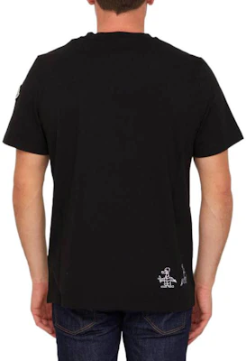 Moncler FW22 Kaos Hitam Kartun Grafis Crew Neck Lengan Pendek. 8C00029829H8999 Purchase Moncler FW22 Kaos Hitam Kartun Grafis Crew Neck Lengan Pendek. 8C00029829H8999