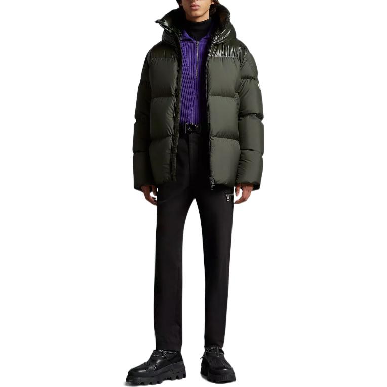 Lookbook Moncler FW22 Damavand 綠色羽絨外套帶logo貼章及連帽款式. H20911A0023454A81879