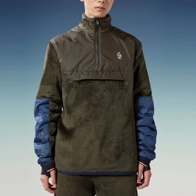 Moncler 2022秋冬款深绿色高领纯色徽标补丁卫衣 H20978G00024809EG833 Lookbook Moncler 2022秋冬款深绿色高领纯色徽标补丁卫衣 H20978G00024809EG833