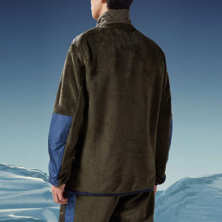 Shop Moncler 2022秋冬款深绿色高领纯色徽标补丁卫衣 H20978G00024809EG833