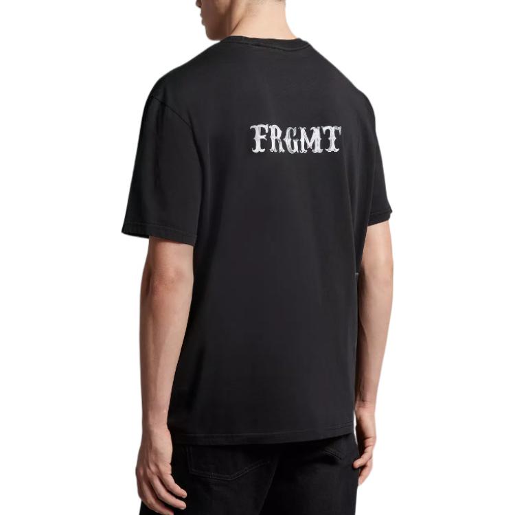 Shop Moncler FW22 Unisex Kaos Crewneck Hitam Logo Print Katun. H209U8C00001M2350999