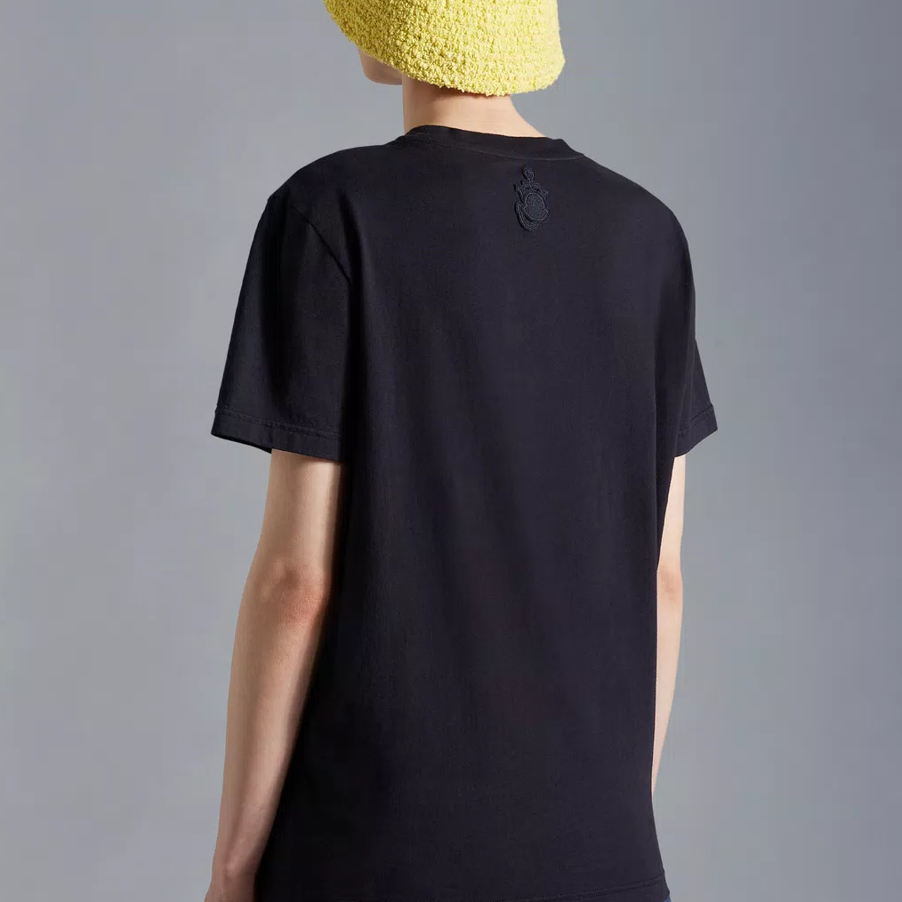 Moncler FW22 Unisex Navy Graphic Printed Crewneck T-Shirt. H209E8C00005829JS778 圖 5