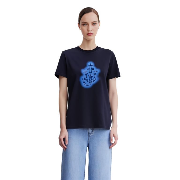 Moncler FW22 Unisex Navy Graphic Printed Crewneck T-Shirt. H209E8C00005829JS778 圖 6