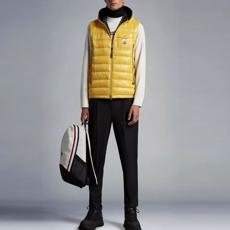 Lookbook Moncler FW22 黃色滑雪季男女連帽背心附徽章. I10911A00068M159210H