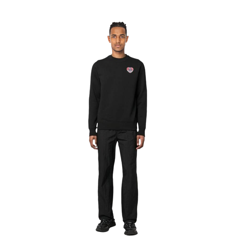 Lookbook Moncler FW23 黑色標誌圓領長袖上衣 素色款式。 8G00043899V4999