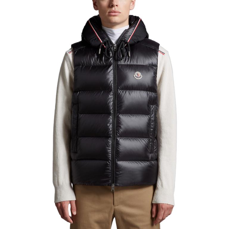 Lookbook Moncler FW23 黑色滑雪季節連帽背心可調節抽繩男女款式。 I20911A00046595ZZ999
