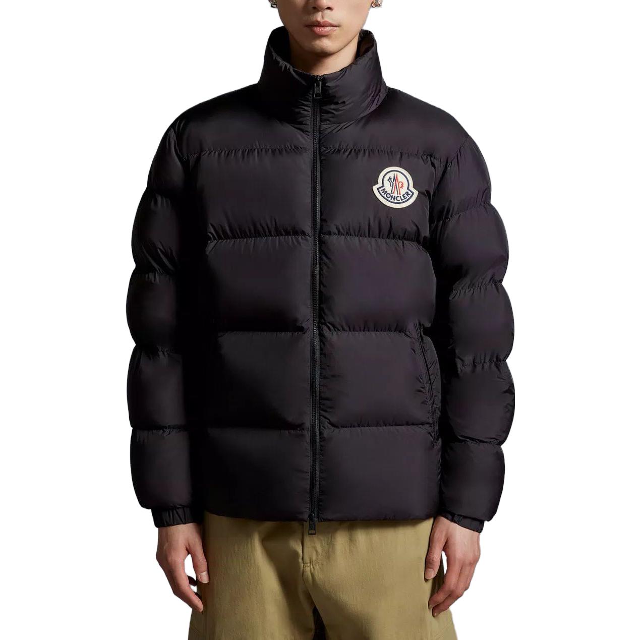 Shop 盟可 FW23 Citala 黑色男女同款短款羽绒服，带标志贴和拉链。 I20911A000155396L999