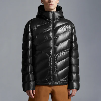 Moncler FW23 Shama 黑色字母印花連帽羽絨外套 男女同款 I20911A00072595GJ999 Shop Moncler FW23 Shama 黑色字母印花連帽羽絨外套 男女同款 I20911A00072595GJ999