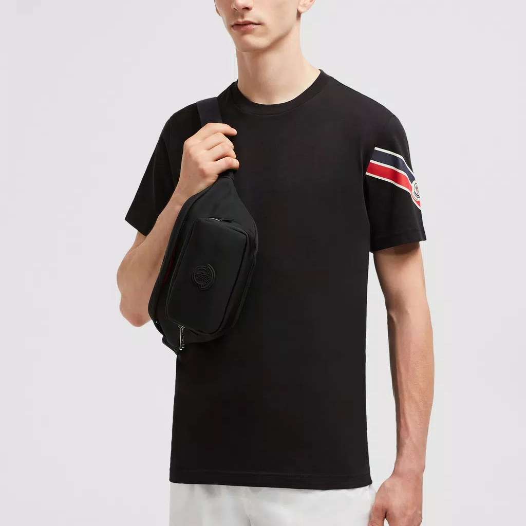 Shop 몽클레르 FW24 블랙 그래픽 프린트 티셔츠 - 3색 디자인 J20918C0002989AKK999