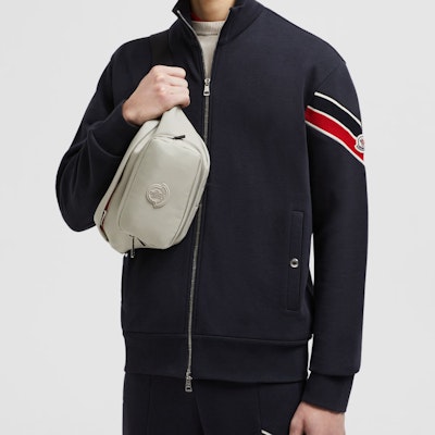 Moncler FW24 Navy Colorblock Zip-Up Sweatshirt Lengan Panjang. J20918G0000189A8F778 Shop Moncler FW24 Navy Colorblock Zip-Up Sweatshirt Lengan Panjang. J20918G0000189A8F778