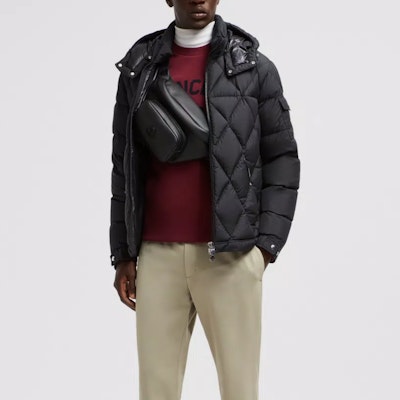 몽클레르 FW24 아베롤 퀼팅 후드 다운 자켓 유니섹스 블랙 숏 디자인. J20911A00004549SK999 Lookbook 몽클레르 FW24 아베롤 퀼팅 후드 다운 자켓 유니섹스 블랙 숏 디자인. J20911A00004549SK999