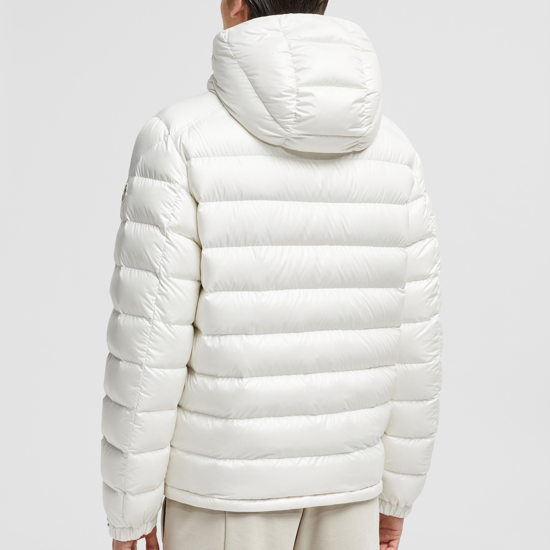 Lookbook Moncler FW24 Besines 白色羽絨防水連帽短外套 男女同款。 J20911A00003597EX031