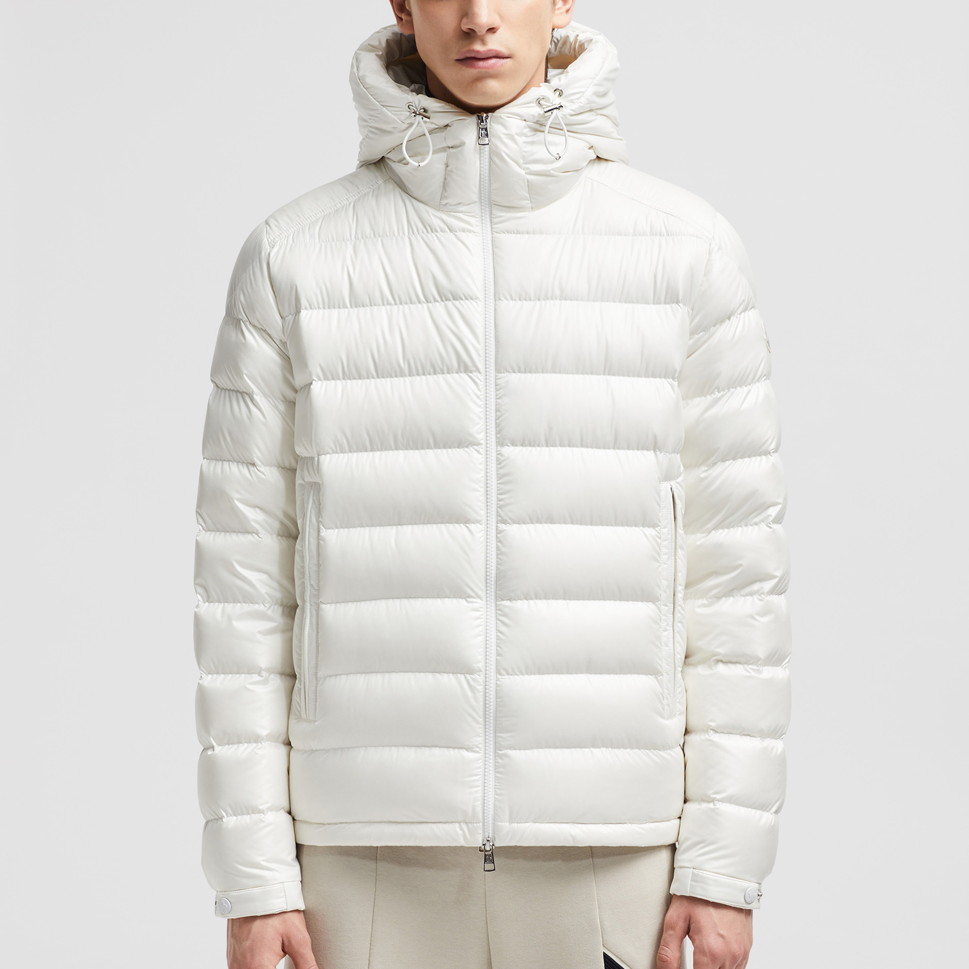 Shop Moncler FW24 Besines 白色羽絨防水連帽短外套 男女同款。 J20911A00003597EX031