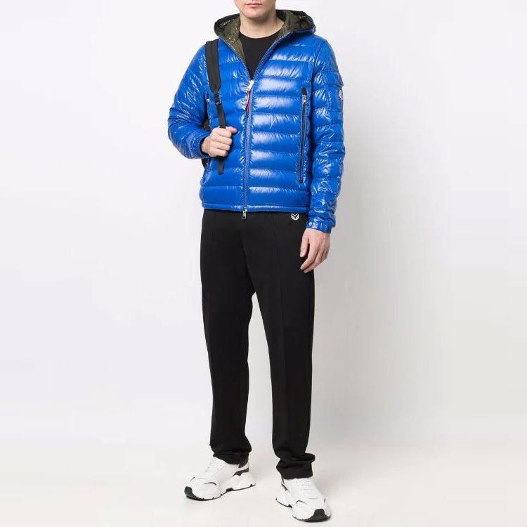 Lookbook Moncler Galion SS22 Chaqueta Azul con Capucha Acolchada Ajustada. H10911A00027M1592