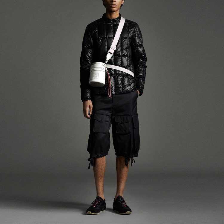 Lookbook MONCLER GENIUS 1952 SS21 Celana Pendek Logo Multi-Pocket Hitam Pria 0922B703005499M999