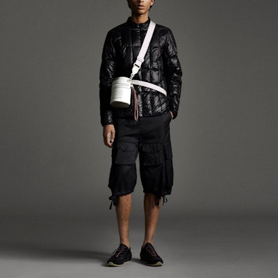 MONCLER GENIUS 1952 SS21 Celana Pendek Logo Multi-Pocket Hitam Pria 0922B703005499M999 Lookbook MONCLER GENIUS 1952 SS21 Celana Pendek Logo Multi-Pocket Hitam Pria 0922B703005499M999