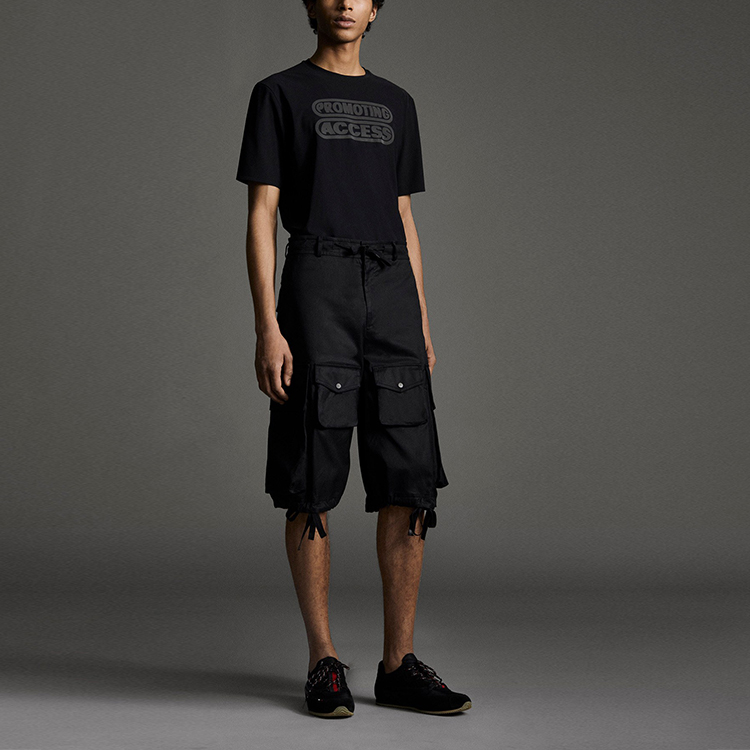 Shop MONCLER GENIUS 1952 SS21 Celana Pendek Logo Multi-Pocket Hitam Pria 0922B703005499M999