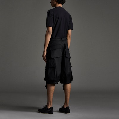 MONCLER GENIUS 1952 SS21 Celana Pendek Logo Multi-Pocket Hitam Pria 0922B703005499M999 Purchase MONCLER GENIUS 1952 SS21 Celana Pendek Logo Multi-Pocket Hitam Pria 0922B703005499M999