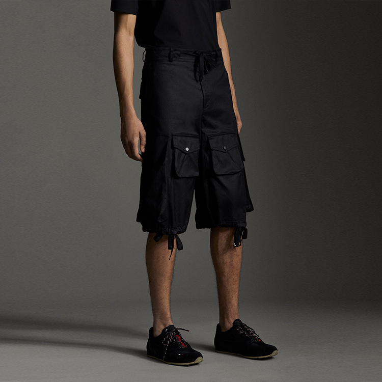 Details for MONCLER GENIUS 1952 SS21 Celana Pendek Logo Multi-Pocket Hitam Pria 0922B703005499M999