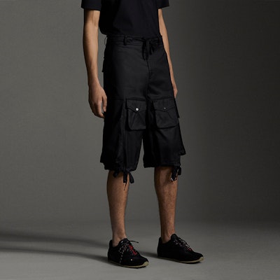 MONCLER GENIUS 1952 SS21 Celana Pendek Logo Multi-Pocket Hitam Pria 0922B703005499M999 Details for MONCLER GENIUS 1952 SS21 Celana Pendek Logo Multi-Pocket Hitam Pria 0922B703005499M999