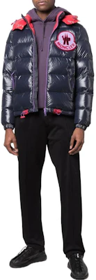 MONCLER GENIUS 1952 SS22 海軍藍品牌標誌連帽羽絨外套 男女通用 H10921A00014M1603744 Lookbook MONCLER GENIUS 1952 SS22 海軍藍品牌標誌連帽羽絨外套 男女通用 H10921A00014M1603744