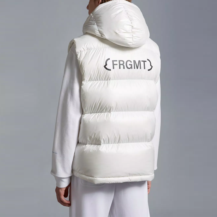 Shop モンクレール ジーニアス FRGMT 藤原ヒロシ ロゴ フーデッド ダウンベスト ホワイト I209U1A00009M3078032