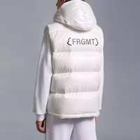 Shop MONCLER GENIUS FRGMT 藤原浩聯名款白色連帽羽絨背心 男女款 I209U1A00009M3078032