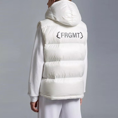 モンクレール ジーニアス FRGMT 藤原ヒロシ ロゴ フーデッド ダウンベスト ホワイト I209U1A00009M3078032 Shop モンクレール ジーニアス FRGMT 藤原ヒロシ ロゴ フーデッド ダウンベスト ホワイト I209U1A00009M3078032
