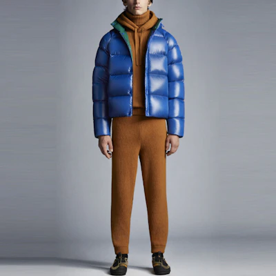 MONCLER GENIUS FW21 藍色亮面羽絨外套,連帽設計與標誌補丁。 G20921A0000853A0E75G Lookbook MONCLER GENIUS FW21 藍色亮面羽絨外套,連帽設計與標誌補丁。 G20921A0000853A0E75G