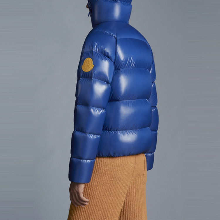 Purchase MONCLER GENIUS FW21 藍色亮面羽絨外套，連帽設計與標誌補丁。 G20921A0000853A0E75G