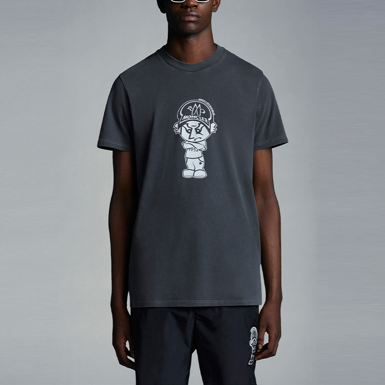 MONCLER GENIUS SS22 1952 Cartoon Logo Print Black  T-Shirt H10928C000088390T999 圖 3
