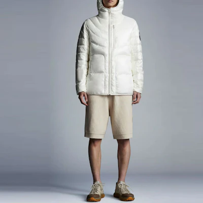 MONCLER GENIUS SS22 1952 Hissu白色短款羽絨外套 - 連帽標誌款式 H10921A00035M1480036 Lookbook MONCLER GENIUS SS22 1952 Hissu白色短款羽絨外套 - 連帽標誌款式 H10921A00035M1480036
