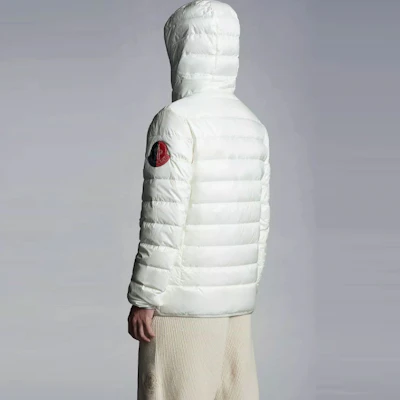 MONCLER GENIUS SS22 1952 Hissu白色短款羽絨外套 - 連帽標誌款式 H10921A00035M1480036 Shop MONCLER GENIUS SS22 1952 Hissu白色短款羽絨外套 - 連帽標誌款式 H10921A00035M1480036