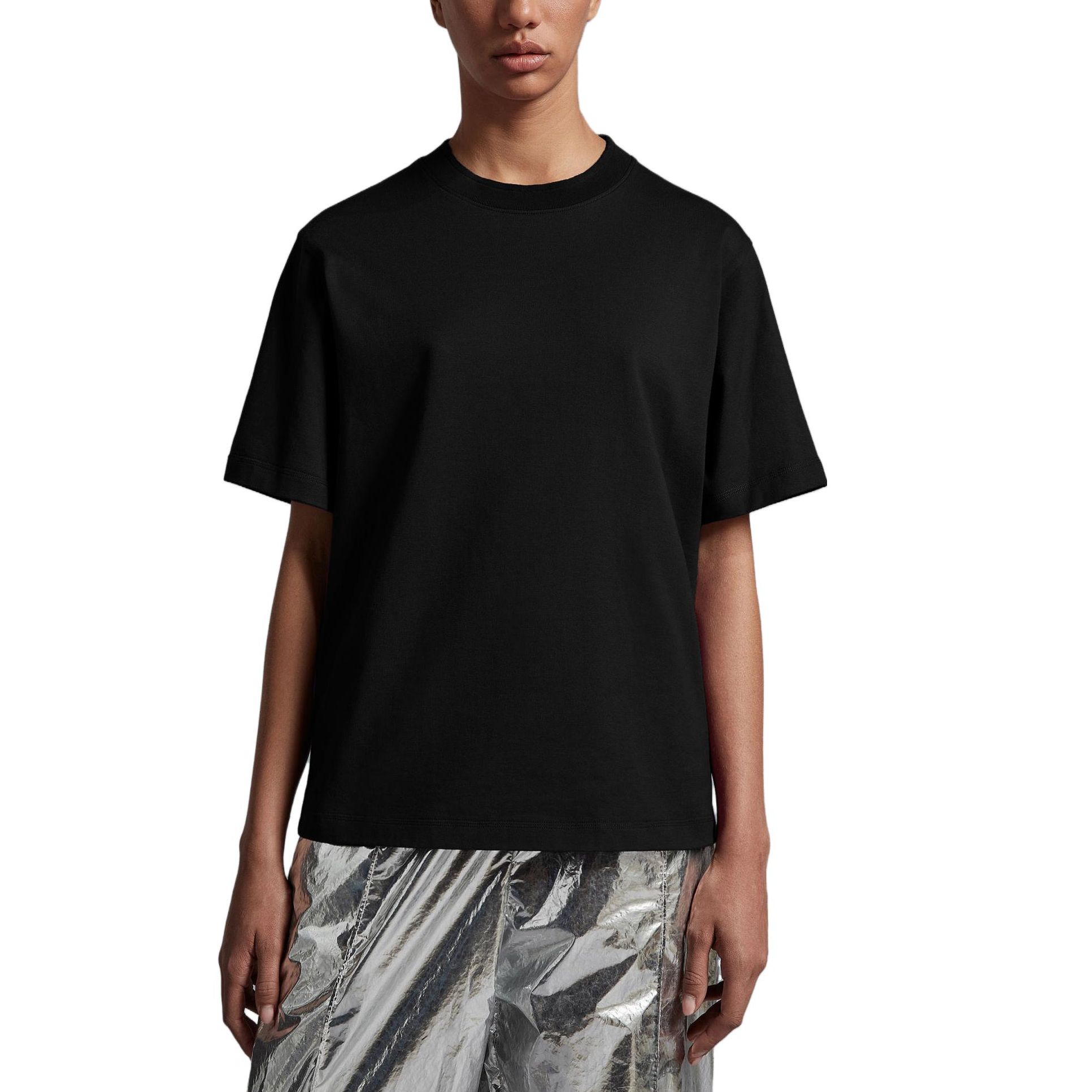 Lookbook MONCLER GENIUS x Alicia Keys 字母印花貼布標誌男女款圓領T恤。 I109F8C0000389A4499A