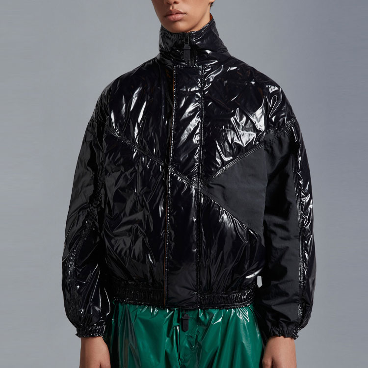 Lookbook MONCLER GENIUS x Alicia Keys SS23 男女款黑色拉鍊細節羽絨外套 I109F1A00001M2946999