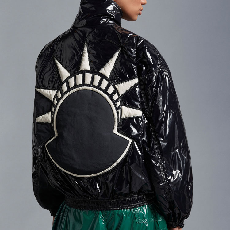Shop MONCLER GENIUS x Alicia Keys SS23 男女款黑色拉鍊細節羽絨外套 I109F1A00001M2946999