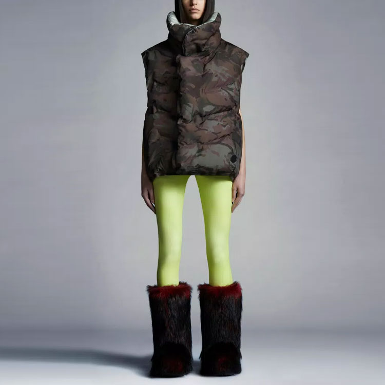 Lookbook MONCLER GENIUS x DingYun Zhang SS22 男女同款棕色可翻转羽绒背心。 H109M1A00005M1865812