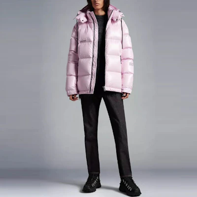 MONCLER GENIUS x FRGMT FW22 Rickey粉色菱格LOGO羽绒夹克男女同款. H209U1A00002M2149521 Lookbook MONCLER GENIUS x FRGMT FW22 Rickey粉色菱格LOGO羽绒夹克男女同款. H209U1A00002M2149521