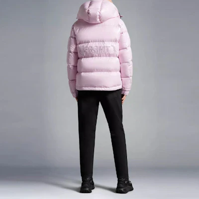 MONCLER GENIUS x FRGMT FW22 Rickey粉色菱格LOGO羽绒夹克男女同款. H209U1A00002M2149521 Shop MONCLER GENIUS x FRGMT FW22 Rickey粉色菱格LOGO羽绒夹克男女同款. H209U1A00002M2149521
