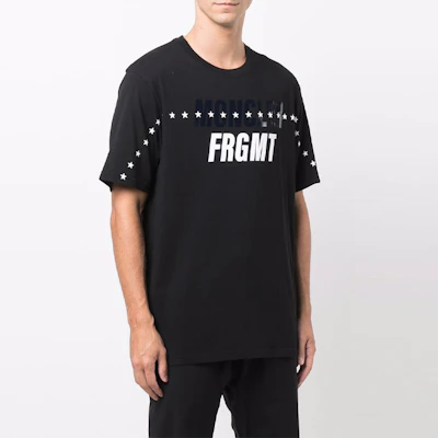 MONCLER GENIUS x FRGMT Hiroshi Fujiwara Logo Print Black T-Shirt. 8C000038392B999 Sizing MONCLER GENIUS x FRGMT Hiroshi Fujiwara Logo Print Black T-Shirt. 8C000038392B999