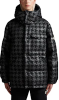 Lookbook MONCLER GENIUS x FRGMT SS23 黑色印花男女短版羽絨外套. I209U1A00008M3083F99