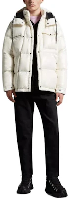 Moncler Genius x Hiroshi Fujiwara FRGMT FW22 Chaqueta Blanca Unisex con Capucha Desmontable. H209U1A00010M2149034 Lookbook Moncler Genius x Hiroshi Fujiwara FRGMT FW22 Chaqueta Blanca Unisex con Capucha Desmontable. H209U1A00010M2149034