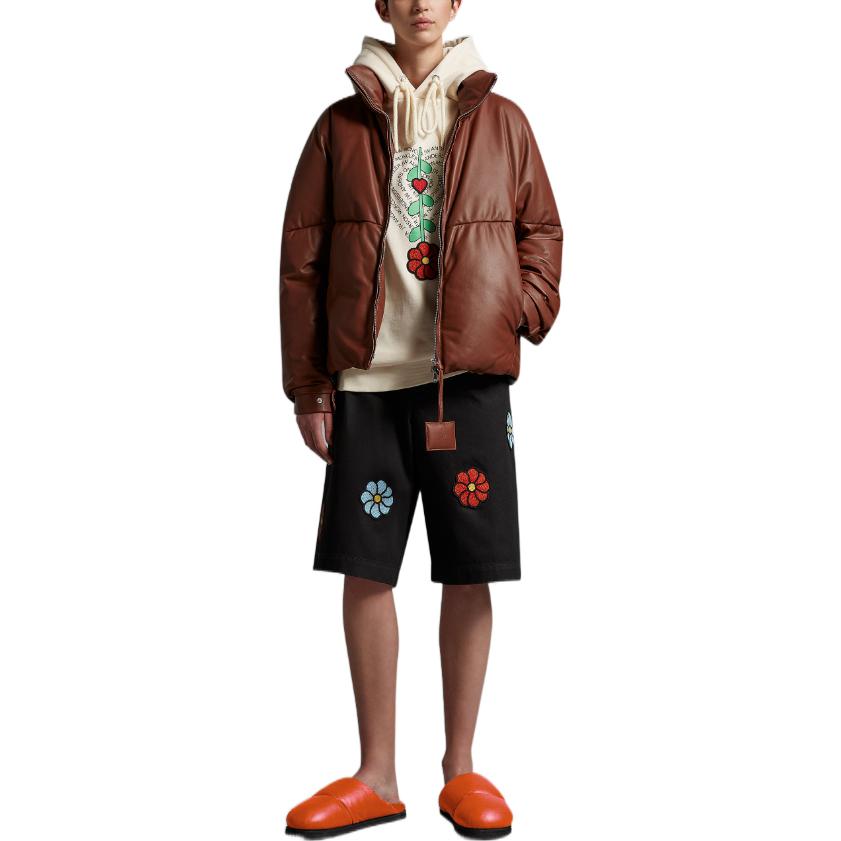 Lookbook 몽클레르 지니어스 x JW 앤더슨 SS23 브라운 레더 로고 다운 자켓 남성. I109E1A00003M272325H