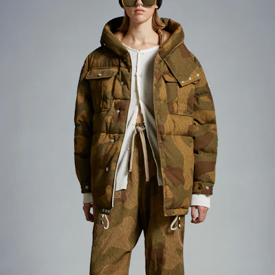 MONCLER GENIUS x PALM ANGELS FW23迷彩高領連帽羽絨外套棕色男女款 I209L1A00018M3766F28 Lookbook MONCLER GENIUS x PALM ANGELS FW23迷彩高領連帽羽絨外套棕色男女款 I209L1A00018M3766F28