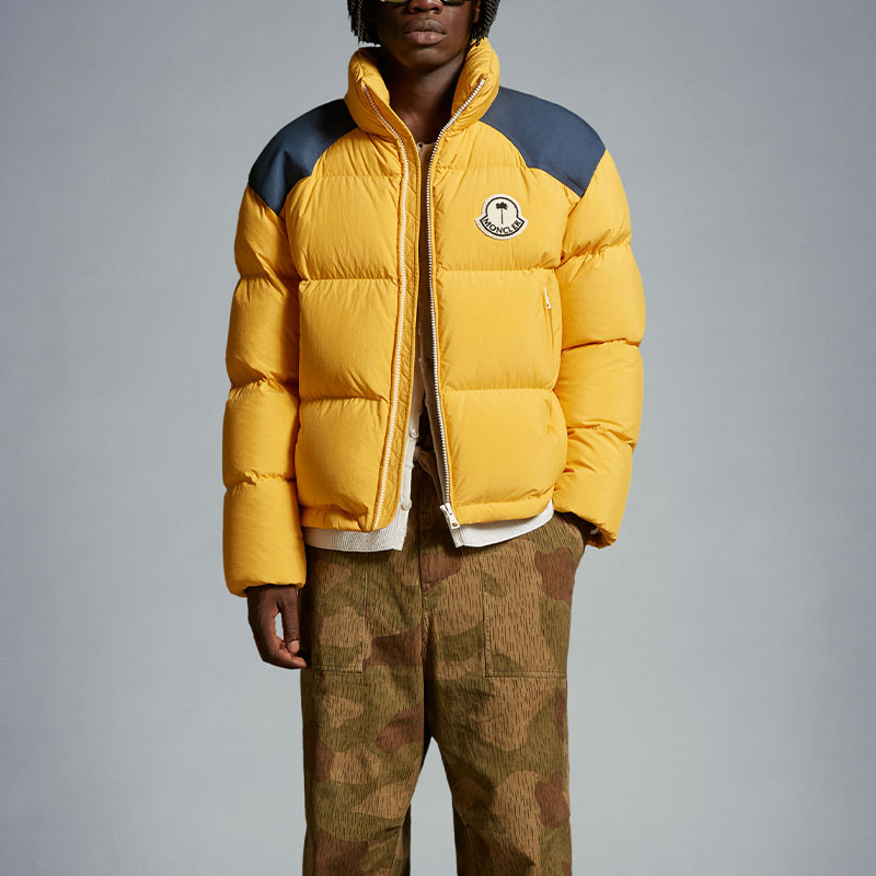Lookbook 몽클레르 지니어스 x 팜엔젤스 FW23 레트로 패딩 자켓 유니섹스 옐로우/블루. I209L1A00017M3377F17