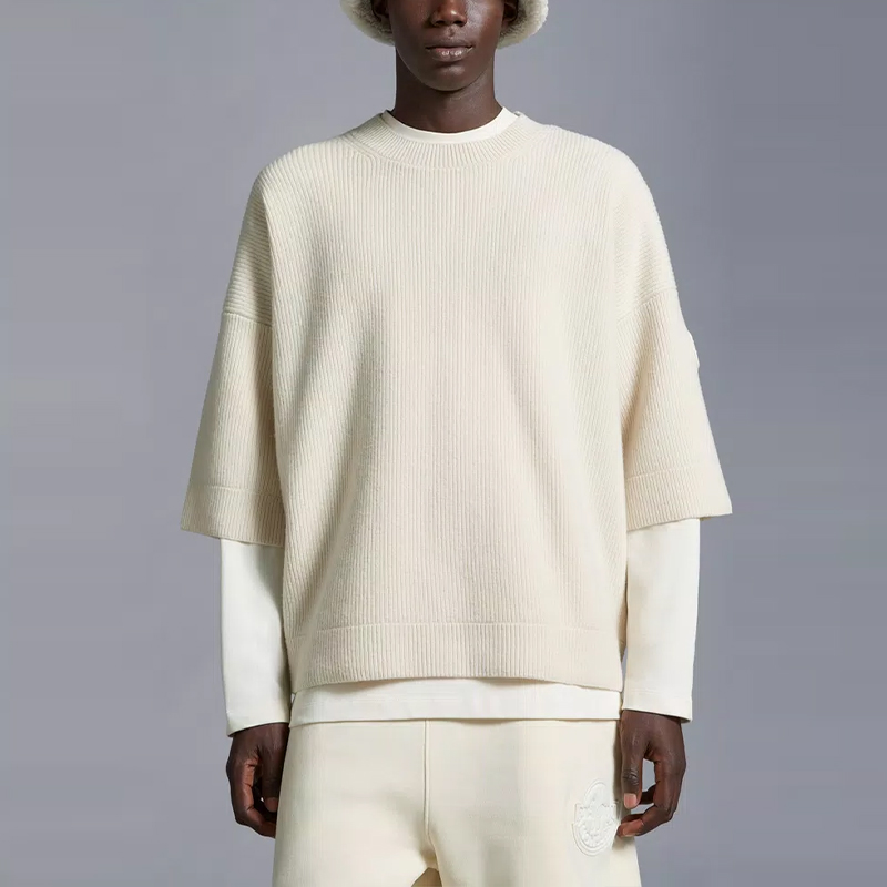 Lookbook MONCLER GENIUS x Roc Nation SS24 白色七分袖圆领毛衣。 I209W9C00001M1115034
