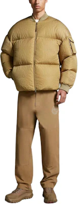 MONCLER GENIUS x Roc Nation SS24 CENTAURUS尼龍羽絨外套橄欖色男女款 I209W1A00003M338382F Shop MONCLER GENIUS x Roc Nation SS24 CENTAURUS尼龍羽絨外套橄欖色男女款 I209W1A00003M338382F