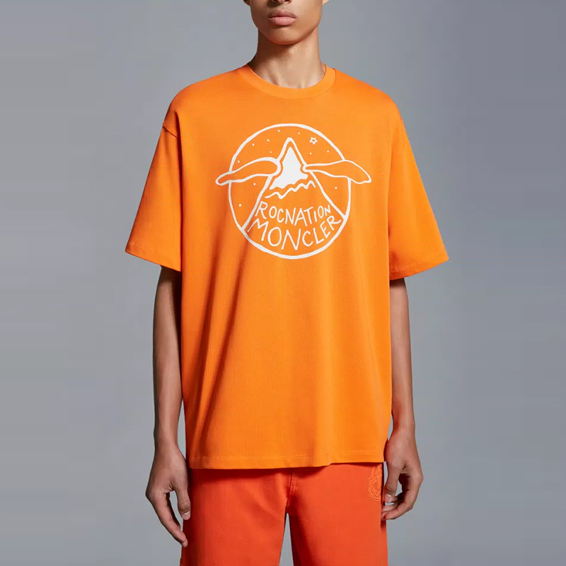Lookbook MONCLER GENIUS x Roc Nation 男款亮橙色印花短袖T恤 SS24 系列 I209W8C0000689A8Y328