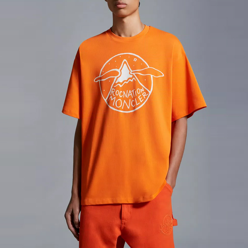 Shop MONCLER GENIUS x Roc Nation 男款亮橙色印花短袖T恤 SS24 系列 I209W8C0000689A8Y328